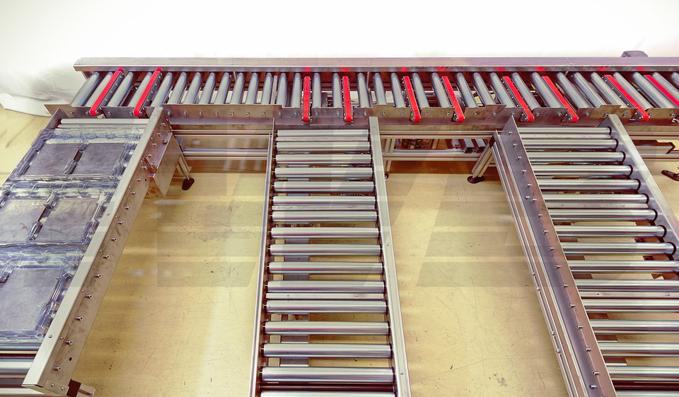 Driven roller conveyor Driven modular roller conveyor with lifting stations, stopper and separators.