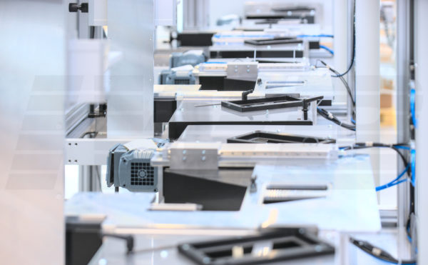 Automatisierte Laserbeschrifter mit Förderband