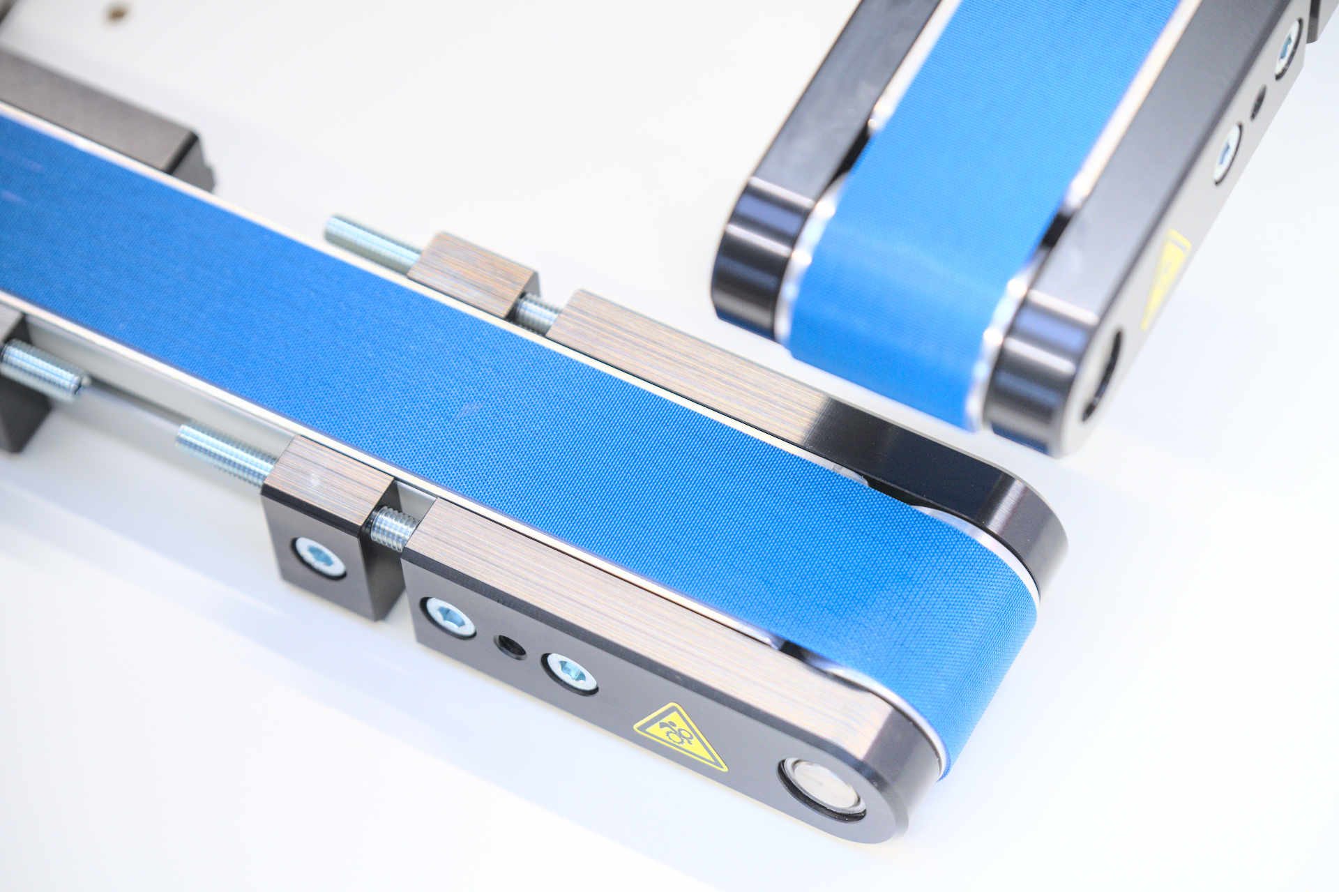 Zwei kleinere Minitrans H40 Förderbänder auf einer weißen Oberfläche mit blauem Fördergurt